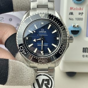 VR Super New Release—The Omega Seamaster 6000M Professional Diver's Watch. Its overall design aesthetic and proportions pay homage to the iconic Seamaster 600, featuring a slightly domed conical sapphire crystal that withstands water pressure with ease—perfect for swimming and everyday diving!  The ceramic bezel incorporates liquid metal filling technology—an industry-exclusive design whose tactile richness will make you reluctant to take it off!  All applied elements on the hands and hour markers feature ultra-bright luminescence, ensuring you shine like the brightest star in the dark!  Measuring 45.5×18mm, the watch appears surprisingly sleek from the side thanks to the layered design of the bezel, case, and caseback.  The screw-down caseback ensures superior water resistance, eliminating the need for a display back. Each model features a laser-etched, fade-proof Poseidon emblem on the caseback.  Powered by the exclusive Cal.8912 integrated movement, the solid caseback leaves no room for compromise. The strap incorporates ergonomic design, and the buckle features micro-adjustment capabilities.  Crafted from original molds with meticulous attention to detail, every VR creation is a masterpiece!